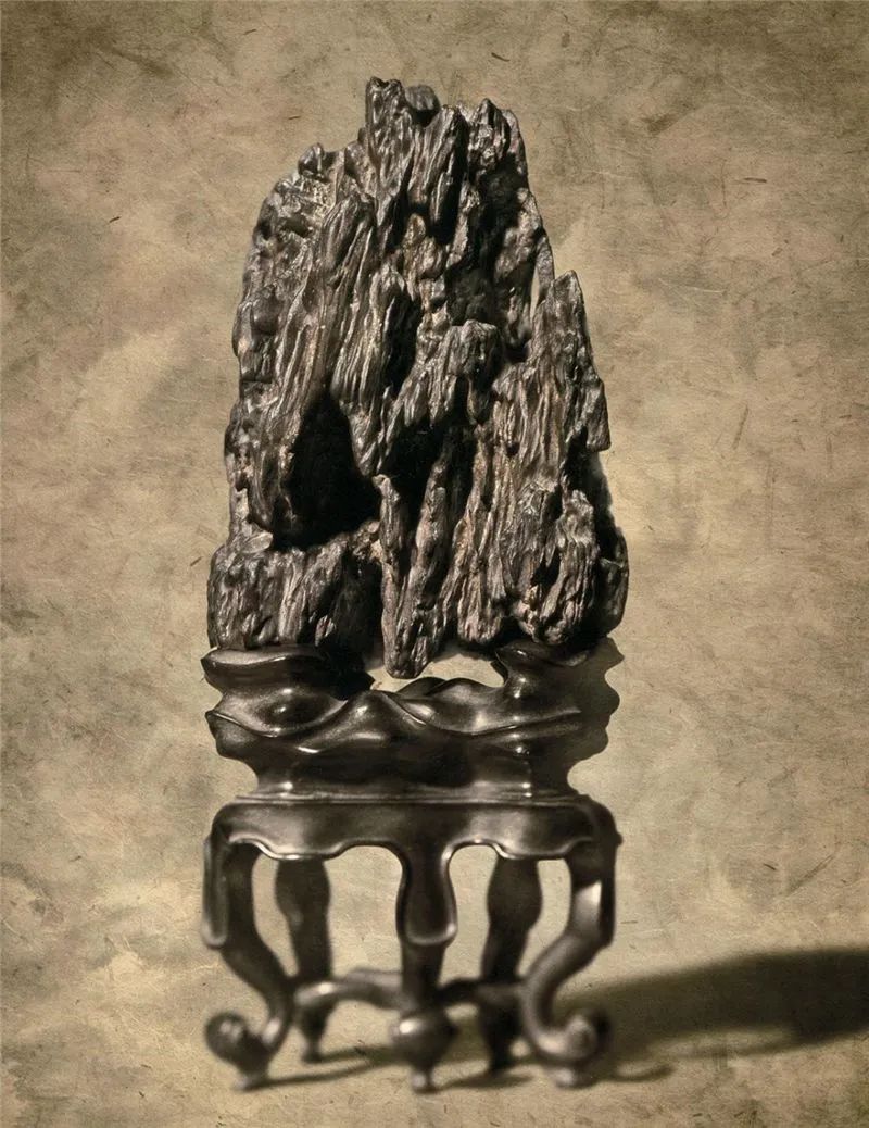 目前,古代赏石已经成为艺术品拍卖市场的一个版块,如杭州西泠印社已